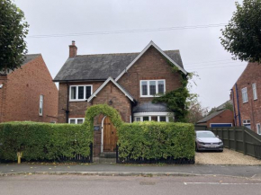 Large 4 bed detached house with parking